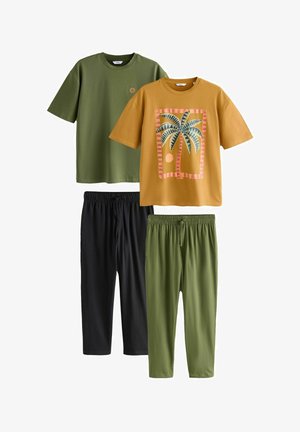 Két garnitúra hétköznapi kényelmi ruházat rövid ujjú felsőkkel: egyszínű olívazöld felső, mustársárga felső pálmafás mintával, valamint fekete és olívazöld cargo nadrágok.