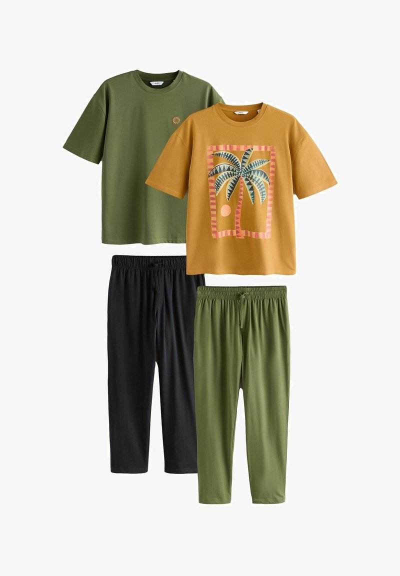 Deux ensembles de vêtements décontractés pour se détendre avec des hauts à manches courtes : un haut uni vert olive, un haut moutarde avec un imprimé de palmier, ainsi que des pantalons cargo noirs et verts olive.