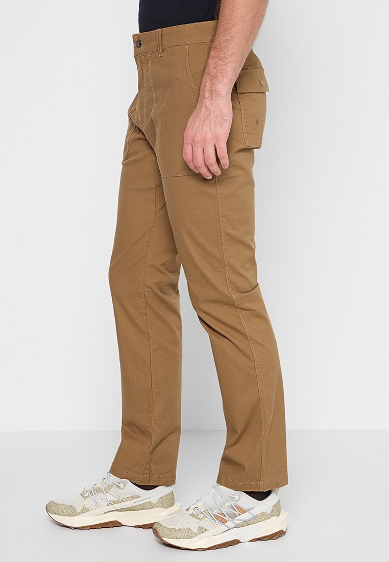 Pantalones casuales marrones con un corte recto, que cuentan con bolsillos frontales y un bolsillo lateral tipo cargo, fabricados con una resistente tela de mezcla de algodón.