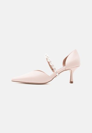 Lichtroze pumps met spitse neus, lage naaldhak en twee met parels versierde bandjes over de wreef.