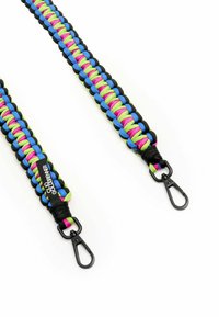 Vlecht hondenriem in levendig blauw, groen en roze met zwarte accenten, voorzien van stevige metalen clips aan elk uiteinde voor bevestiging.