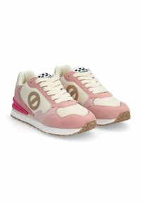 Baskets roses et crème avec une tige en daim, des panneaux en maille, un logo prominent, un accent rose à l'arrière et une semelle extérieure en caoutchouc texturé.