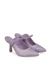Dei tacchi slingback lilla con punta affusolata, decorati con strass geometrici e una fascia di strass, presentano un tacco a blocco moderato.