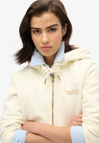 Superdry & Co ESSENTIAL mleczny