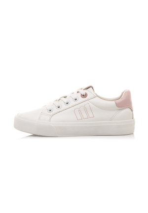 Zapatillas blancas hechas de material sintético, con puntera redondeada, acentos rosas en el talón y un detalle de logotipo en el lateral.