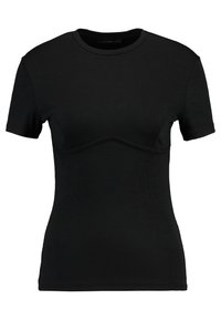 Camiseta negra de manga corta hecha de tela acanalada, con un diseño ajustado y detalle de costura curvada en el pecho.