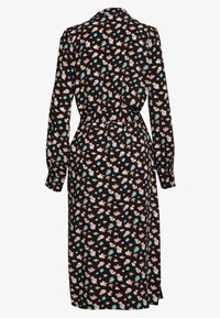 Czarna sukienka z długimi rękawami, ozdobiona kwiatowym wzorem w pastelowych kolorach. Posiada pasek w talii i zapinane mankiety. Długość do połowy łydki.