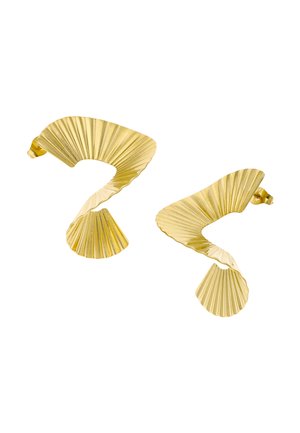 Øreringe i guldfarvet metal med ribbet tekstur, snoede uregelmæssige halvmåneformer og sommerfugle-lukninger bagpå.