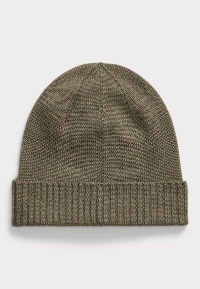 Gorro de punto verde oliva con puño acanalado. Presenta una corona sin costuras y una tela texturizada, proporcionando calidez y un ajuste ceñido.