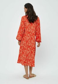 Rode midi-jurk met bloemenpatroon, lange ballonmouwen, losse pasvorm, lichte stof, met crèmekleurige botanische details, enkel-lang.