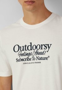 Witte katoenen T-shirt met ronde hals, met marineblauwe bedrukte tekst: "Buitengevoelens Voorwaarts! Abonneer je op de Natuur®".