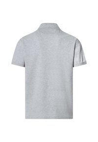 Polo a maniche corte grigio chiaro vista da dietro con collo classico su sfondo bianco.