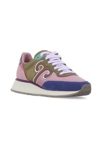 Sneaker multicolore caratterizzato da suede verde oliva, rosa e viola, lacci bianchi e suola in gomma testurizzata con un dettaglio del logo ben visibile.