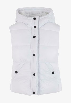 Bela puffer brezrokavnik s kapuco, ki ima črne pritisne gumbke in stranske žepe. Gladka, prešita tekstura z lahkotno zasnovo.