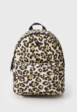 Batoh s leopardím vzorem v barvách krémové, černé a béžové. Má zaoblený tvar, přední kapsu na zip a logo značky na přední straně.