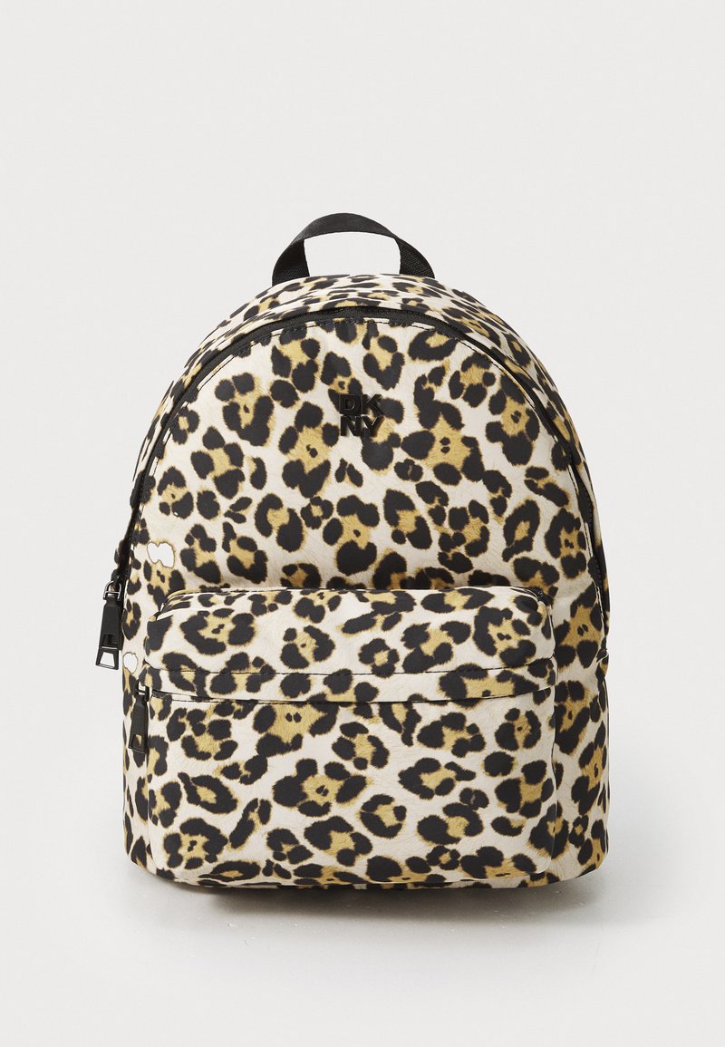 Leopárdmintás hátizsák krém, fekete és barna színekben. Gömbölyített formával, elülső cipzáras zsebbel és a márka logójával rendelkezik az elülső részen.