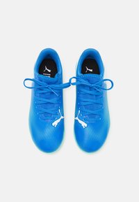 Puma FUTURE 7 PLAY IT JR UNISEX - Botines de fútbol sala - hyperlink blue/mint/white