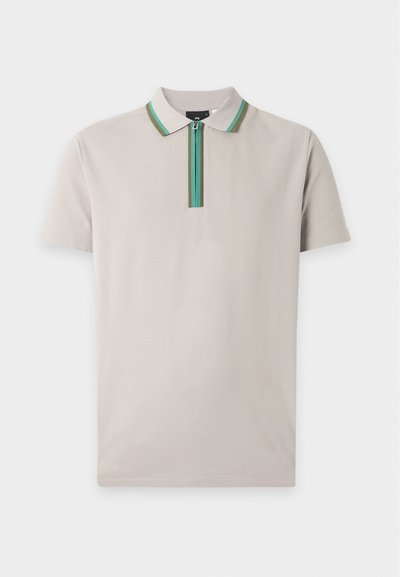 Polo beige clair à manches courtes avec un col zippé orné d'un bord rayé vert et bleu.
