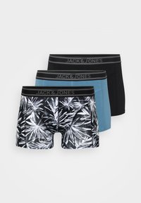 Tre paia di boxer da uomo: uno con un motivo di foglie bianco e nero, uno in azzurro chiaro e uno in nero, tutti con un elastico in vita nero con logo.