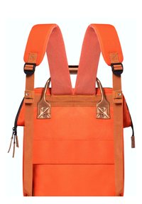 Sac à dos orange avec des bretelles rembourrées et réglables, des accents en matériel bronze, et un compartiment zippé sur le côté. Texture de tissu lisse.