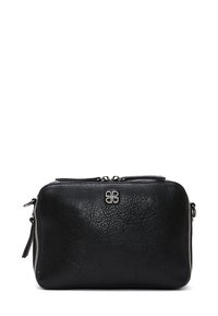 Zwarte leren zippered tas met een gestructureerd oppervlak, zilveren hardware en een decoratief logo aan de voorkant. Compacte rechthoekige vorm.