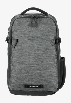 Grau Rucksack mit einer strukturierten Stoffoberfläche, doppeltem Reißverschluss-Hauptfach, seitlicher Tasche und einer unteren Kunststoffplatte für Strapazierfähigkeit.