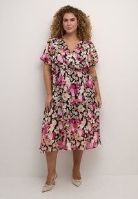 Blumenmusterkleid in Schwarz mit pinkem und cremefarbenem Druck, V-Ausschnitt, kurzen Puffärmeln und einem gebundenen Taillenzug, mit einem plissierten Rock, der bis zur Mitte der Wade reicht.