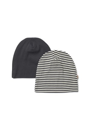 Dos gorros de punto acanalados, uno negro sólido y otro a rayas en blanco y negro, colocados planos sobre un fondo blanco.