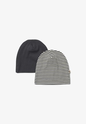 To ribbestrikkede luer, en ensfarget svart og en svart-hvitt stripete, lagt flatt på hvit bakgrunn.