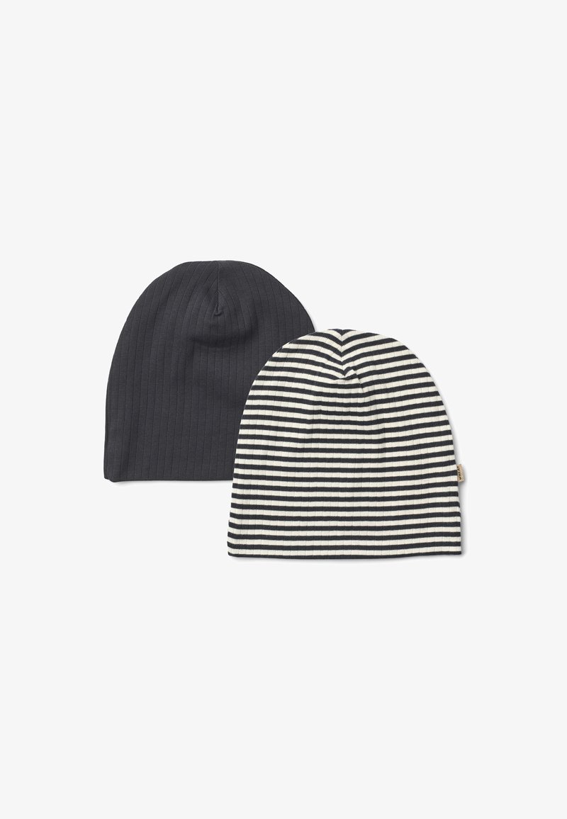 Deux bonnets en tricot côtelé, un noir uni et un rayé noir et blanc, posés à plat sur un fond blanc.
