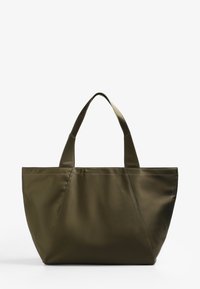 Bolsa tote de color verde oliva con una textura suave, dos asas resistentes y un diseño amplio. Presenta paneles laterales triangulares para mayor estructura.