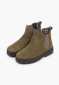 Botines de ante verde oliva con superficie texturizada, paneles laterales elásticos y forro de tela a cuadros. Suelas de goma con tracción.