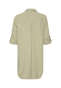 Rochie cămașă lungă bej, cu mâneci rulate, yoke pe spate și pliuri centrale inversate, prezentată pe un fundal alb.