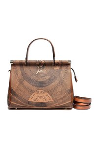 Sac à main en cuir marron avec un motif circulaire noir représentant une carte, plaque logo en or, poignée supérieure unique et bandoulière amovible enroulée à côté.