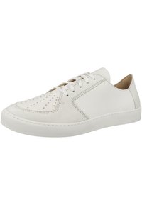 Hvide lædersneakers med perforeret stjernemønster, teksturerede paneler, flade snørebånd og en rund tå. Glat overflade med subtile syninger.