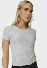 T-shirt grigio a maniche corte con scollo rotondo e bordi ondulati, caratterizzato da una texture morbida e una forma aderente.