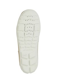 Vit gummisula med texturerat mönster och dräneringshål. Har Geox-logotyp och ett italienskt patentmärke. Lämplig för andningsbara skor.