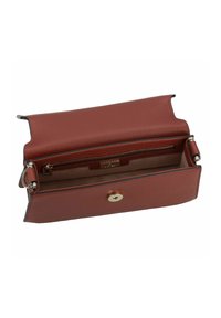 Bruine leren clutch met een gestructureerde afwerking, voorzien van een sluiting met knoop in goudkleur en een binnenvak met ritssluiting. Strakke lijnen en een elegant ontwerp.