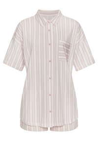 Pajama set s kratkimi rokavi, ki vsebuje srajco z gumbi s pink in belimi navpičnimi črtami ter ujemajočimi se kratkimi hlačami s podobnim vzorcem.