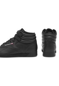 Mustad mustad nahast kõrge kontsaga tossud pehme pahkluu toe, kahekordse takjakinnituse ja tekstureeritud külgpaneeliga. Silmapaistev logo välisküljel.