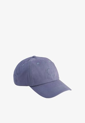 Blauwe katoenen baseballcap met gestikte ventilatiegaatjes en subtiel rond geborduurd logo op het voorpaneel.