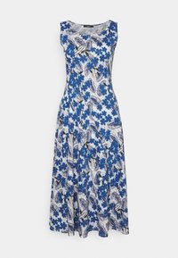 Robe à imprimé floral avec des fleurs bleues et blanches sur un fond clair, avec un design sans manches et une jupe ample et fluide.