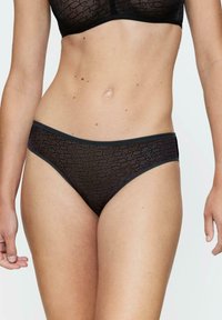 Czarne przezroczyste bielizna o geometrycznym wzorze, z gładką tasiemką w pasie i miękką teksturą, zaprojektowana z myślą o komforcie i dopasowaniu.