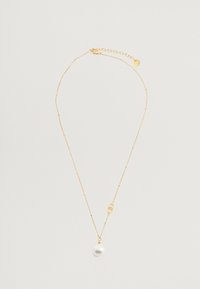 Collana in oro con una finitura texture, dotata di un pendente di perla bianca prominente e di un gancio minimale con un'estensione regolabile.
