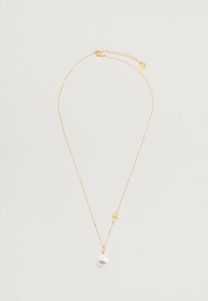 Collana in oro con una finitura texture, dotata di un pendente di perla bianca prominente e di un gancio minimale con un'estensione regolabile.