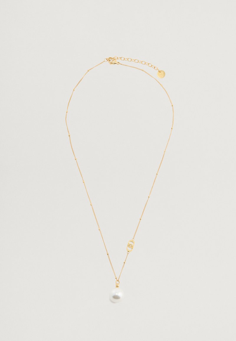 Collana in oro con una finitura texture, dotata di un pendente di perla bianca prominente e di un gancio minimale con un'estensione regolabile.
