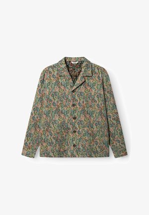 Dlhá bunda na zapínanie na gombíky s kvetinovým vzorom v zelenej, ružovej a modrej farbe, s výrezovým golierom a dvoma náprsné vreckami, položená na bielom pozadí.