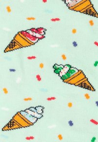 Patroon stof met ijscones in verschillende smaken op een mintgroene achtergrond, met kleurrijke sprinkles verspreid over het geheel.