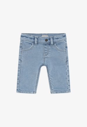 Pantalon en denim bleu clair avec une coupe droite, poches avant et fermeture par bouton ; texture lisse avec des coutures visibles.