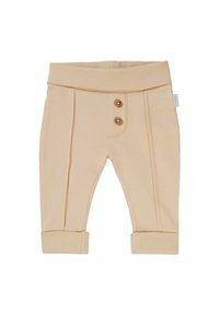Beige babybroekjes van zacht materiaal, met een brede tailleband, twee houten knopen en opgerolde manchetten met plooitjes aan de voorkant.